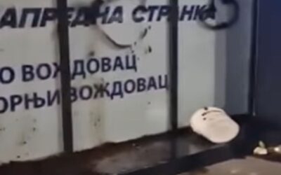 Trágyával hintették be Vučić pártjának voždovaci irodáját (Videó)
