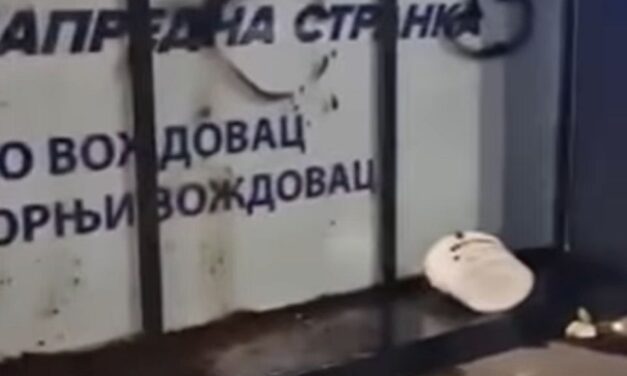 Trágyával hintették be Vučić pártjának voždovaci irodáját (Videó)