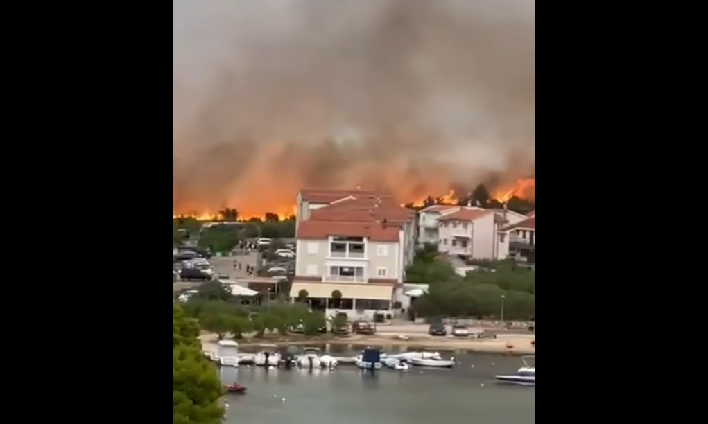 Villámcsapás okozott hatalmas tüzet Dalmáciában (Videó)