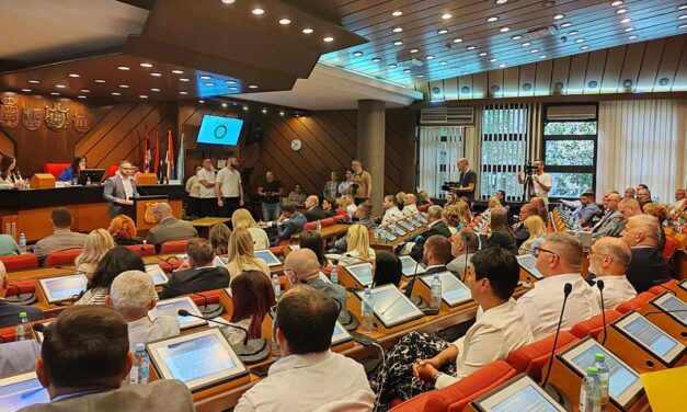 A haladó városvezetés emlékművet állíttat a vasútállomáson történt tragédia áldozatainak