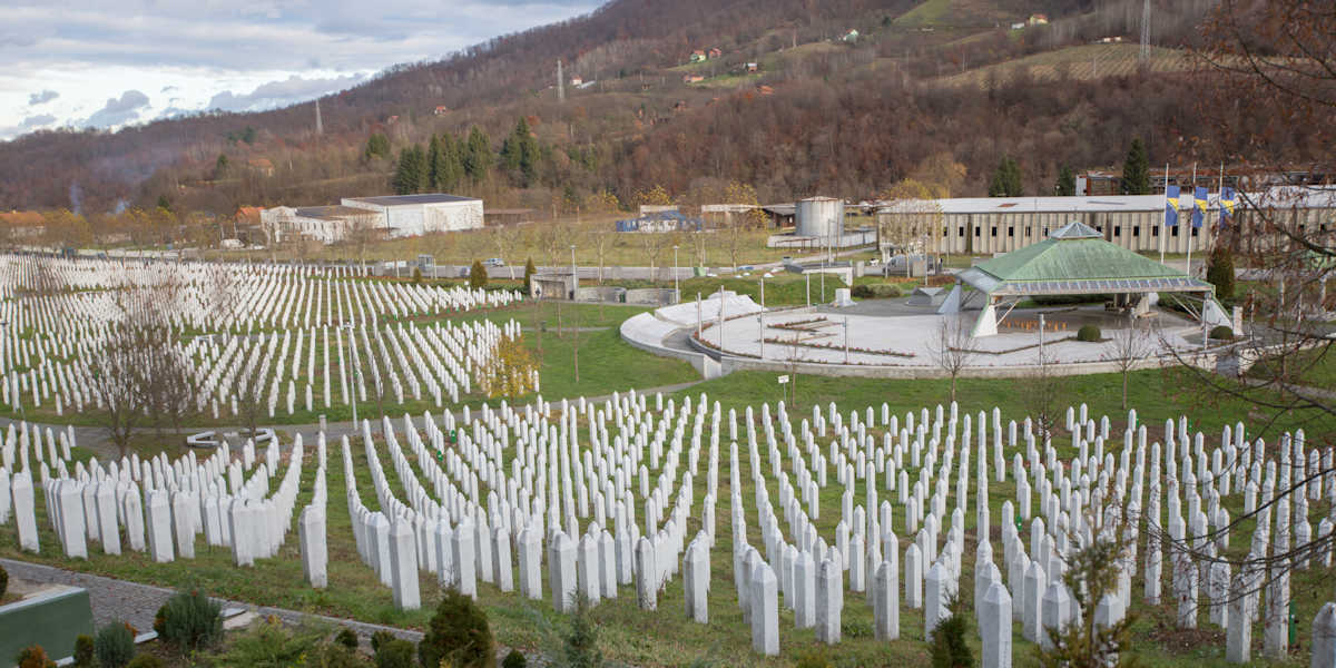 <span class="entry-title-primary">Srebrenica 30</span> <span class="entry-subtitle">Sokfelé elfelejtve, megértés nélkül – A világ tisztességes pontjain azonban ma is megemlékeznek a tragédiáról</span>