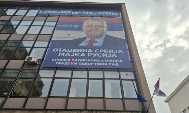 A felügyelőség elrendelte az eltávolítást, Šešelj képe mégis tovább „ékesíti” a székvárosi épületet