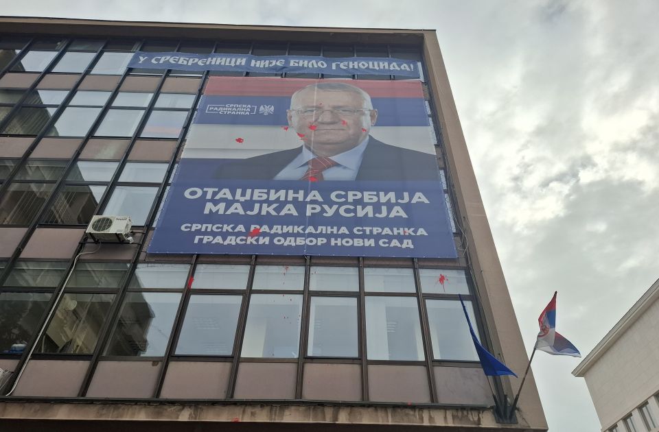 A felügyelőség elrendelte az eltávolítást, Šešelj képe mégis tovább „ékesíti” a székvárosi épületet