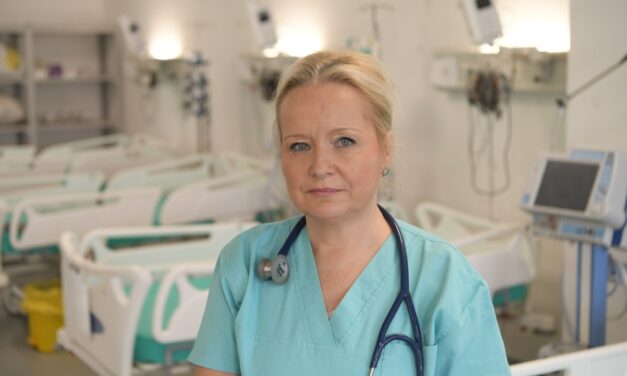 Leváltották klinikai tisztségéből az egyetemistákat támogató professzorasszonyt