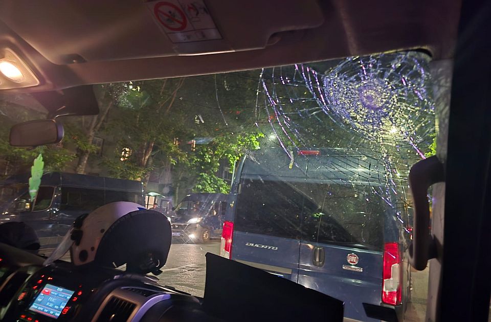 Rendőr sérült meg az úttorlaszoláskor