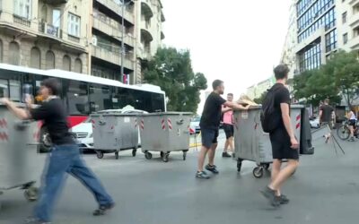 Városszerte lezárták az utcákat, a rendőrség próbálja felszámolni a blokádokat