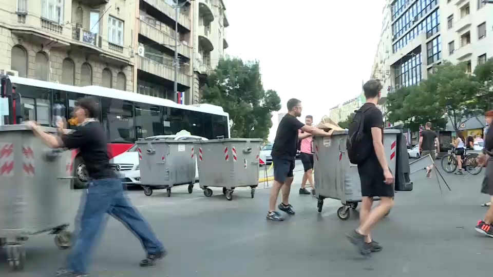 Városszerte lezárták az utcákat, a rendőrség próbálja felszámolni a blokádokat