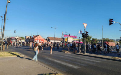 Lezárták Belgrád és Újvidék több kereszteződését Újvidéken több személyt letartóztattak