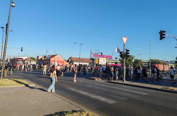 <span class="entry-title-primary">Lezárták Belgrád és Újvidék több kereszteződését</span> <span class="entry-subtitle">Újvidéken több személyt letartóztattak</span>