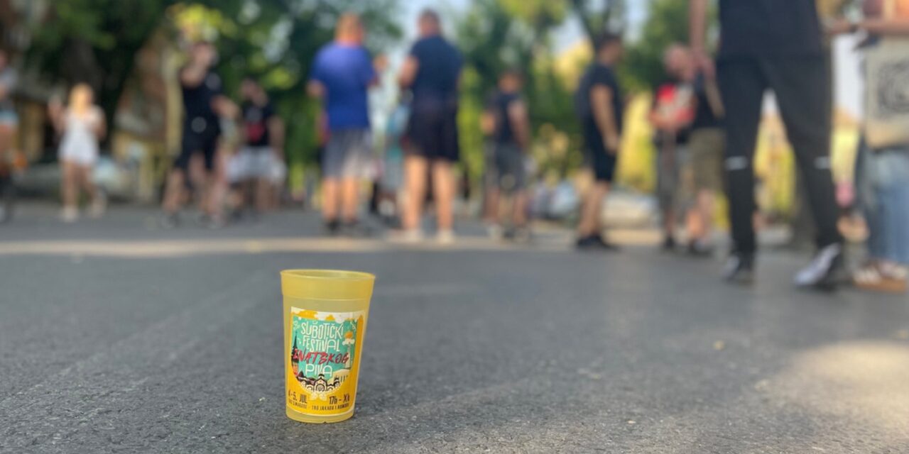 Lezárták az utcát, elkezdődött a szabadkai Csakazértis Sörfesztivál (Fotók)