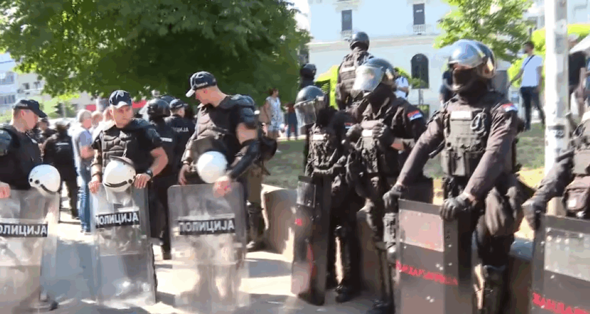 Feloldották az útzárlatokat Újvidéken, 19 órakor újrakezdés