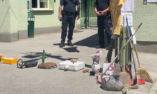 Játék dömpert is ajándékoztak a polgárok a köztisztasági vállalatnak