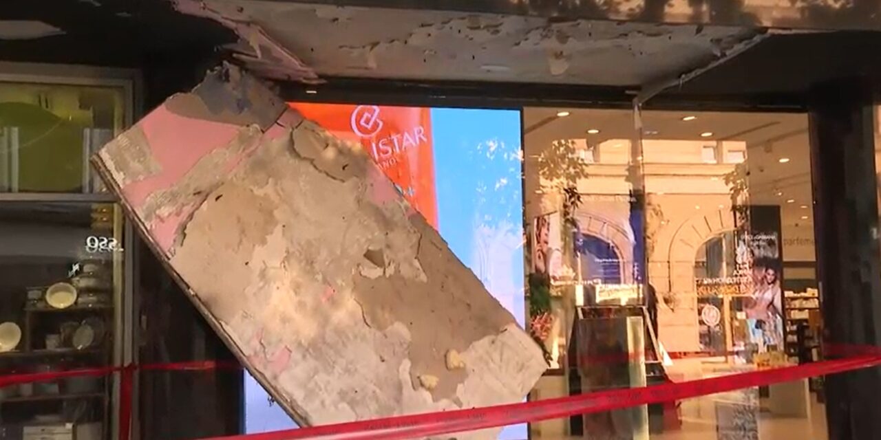 Leszakadt egy előtető mennyezete a sétálóutcán