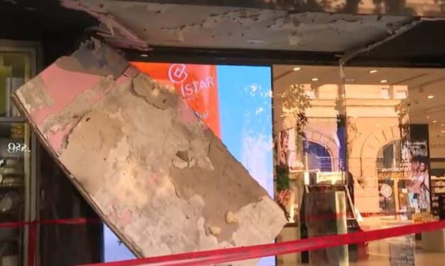 Leszakadt egy előtető mennyezete a sétálóutcán