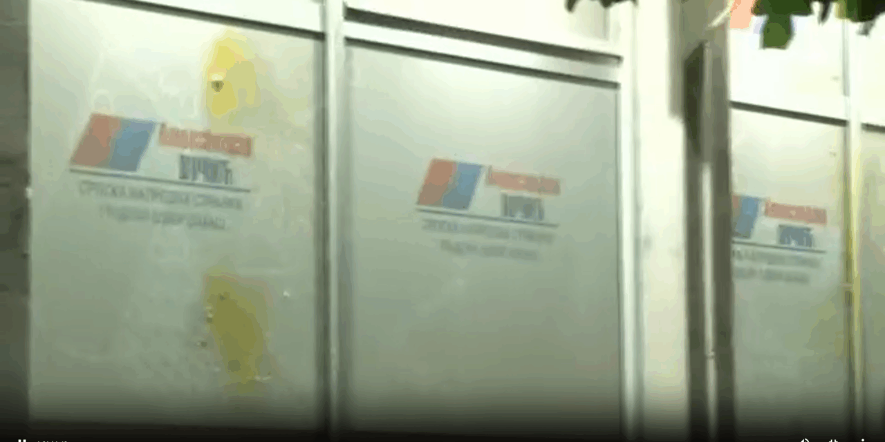 Tojásokkal dobálták meg a haladók szabácsi irodáját (Videó)