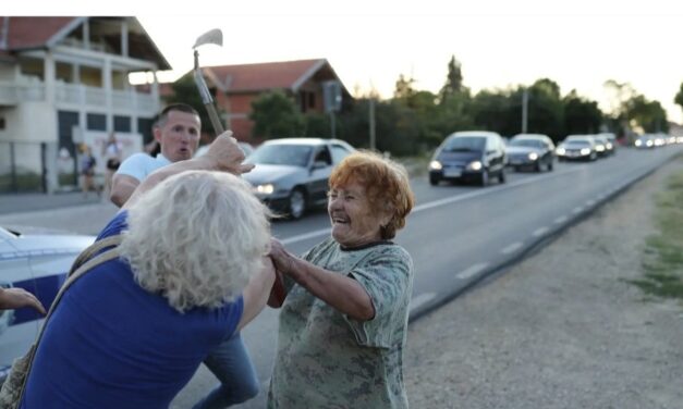 Kaszával az adományozókra: Ki bántja az én Vučićomat? (Videó)