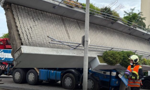 Leomlott egy gyalogoshíd Linzben