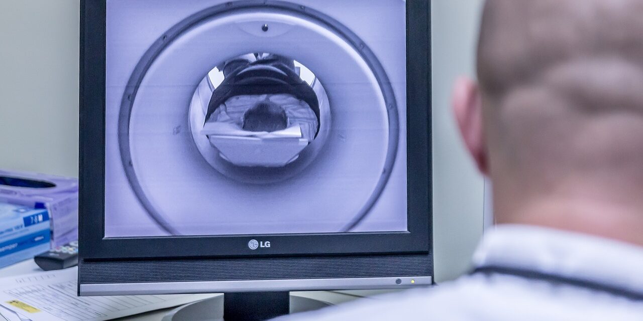 Nyakláncával fojtotta meg az MRI-gép az aggódó hozzátartozót