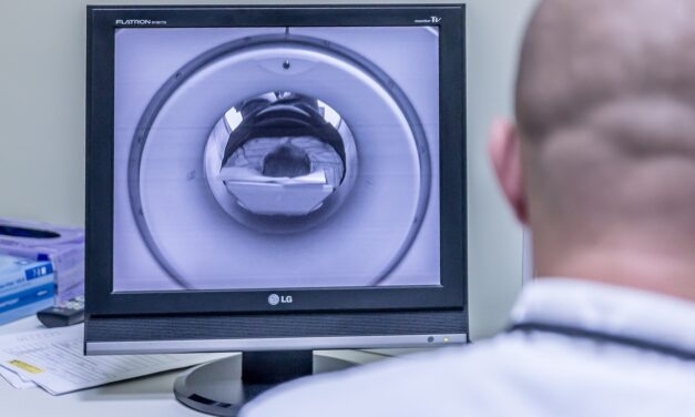 Nyakláncával fojtotta meg az MRI-gép az aggódó hozzátartozót