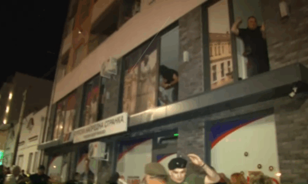 Haladópárti álarcosok támadtak a lítiumbányászat ellen tüntető polgárokra