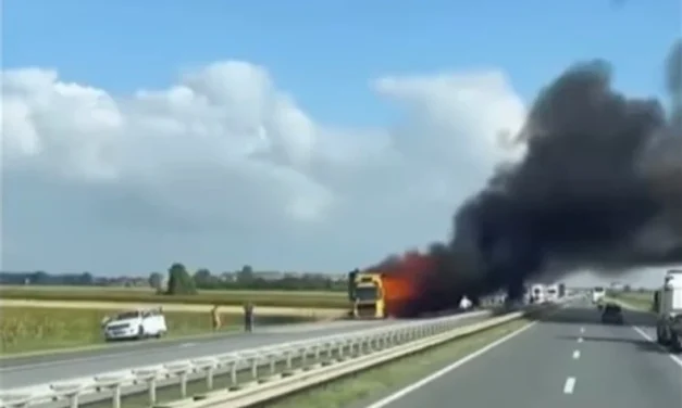 Lezárták az autópályát, kigyulladt egy kamion