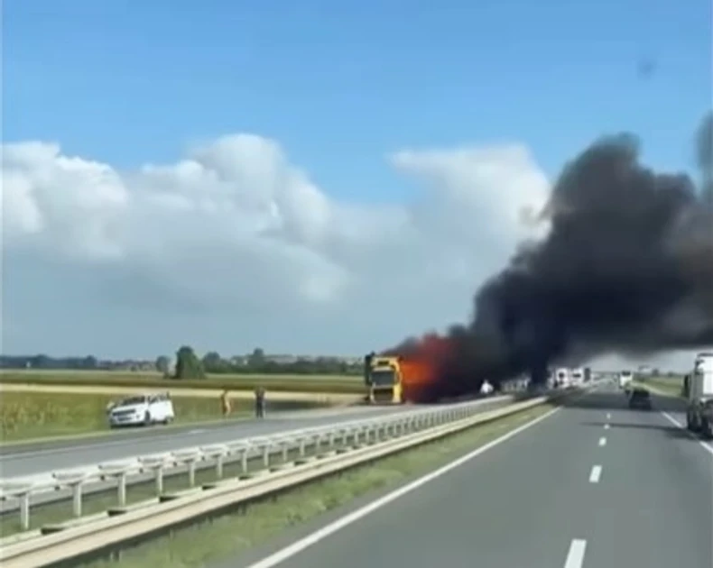 Lezárták az autópályát, kigyulladt egy kamion