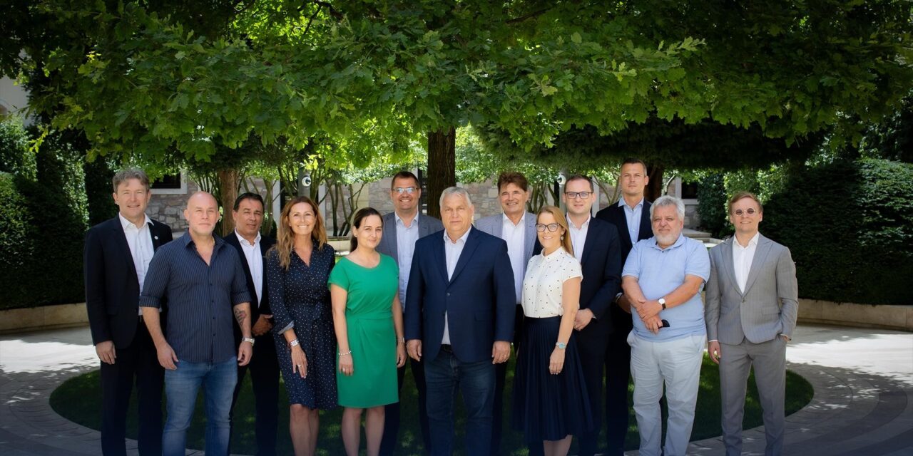 Itt vannak az egyes számú Digitális Polgári Kör tagjai