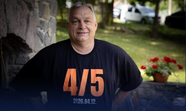 Pólóján üzent a miniszterelnök, hogy mikor lesz választás