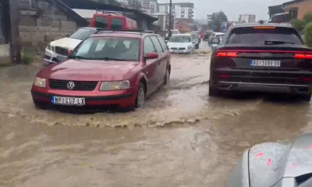 Megérkezett a vihar – úsznak az utcák, törnek a faágak