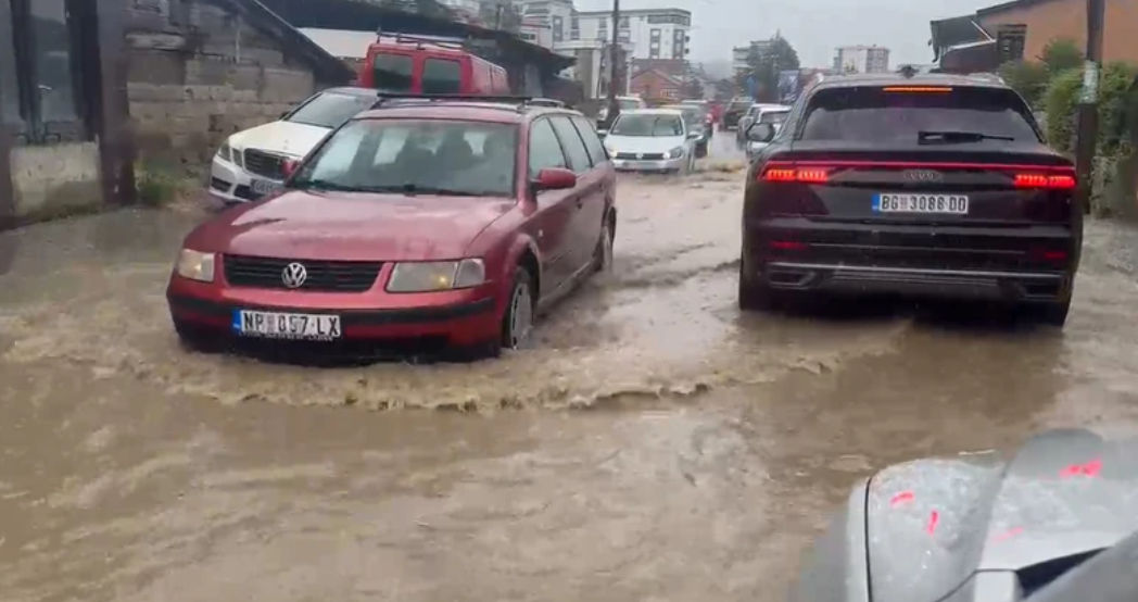 Megérkezett a vihar – úsznak az utcák, törnek a faágak