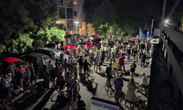 Újvidéki ügyvéd: A politikusok lakhelye előtti gyülekezés törvényes