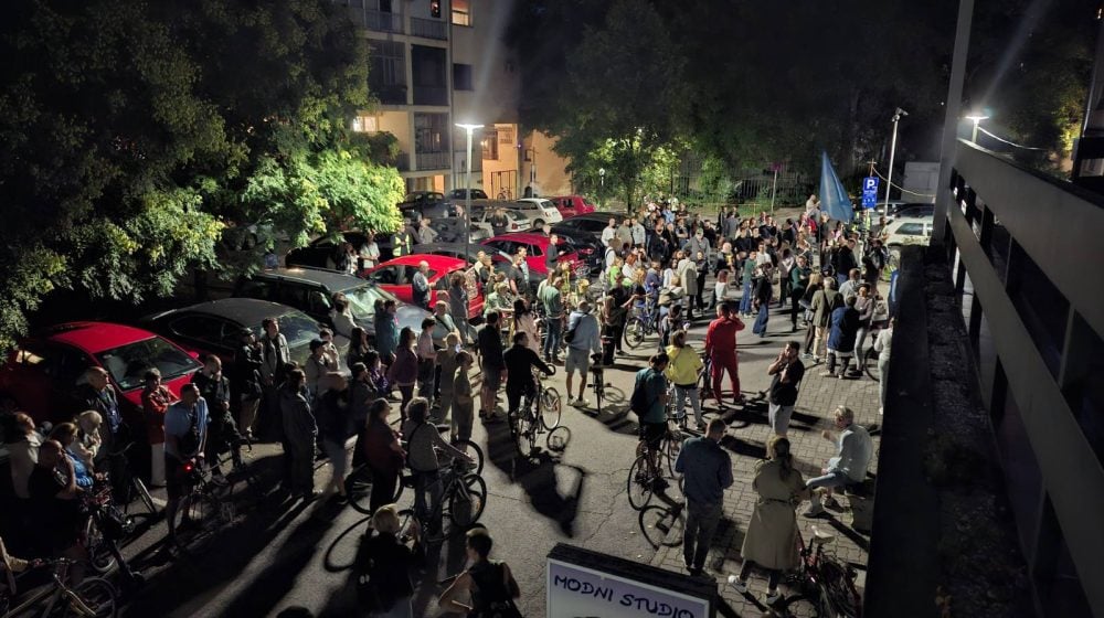 Újvidéki ügyvéd: A politikusok lakhelye előtti gyülekezés törvényes