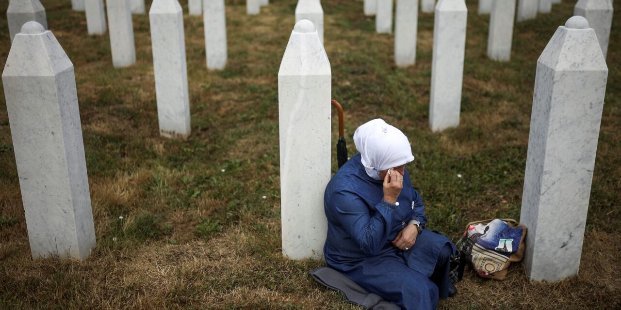 Részvétet nyilvánított a szerb elnök a srebrenicai áldozatok családjainak
