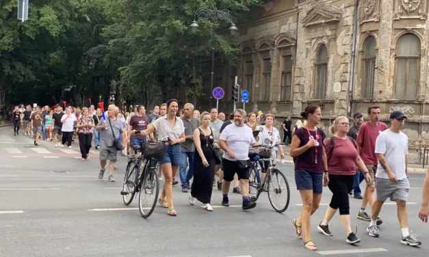 Választásokat és az újvidéki tragédia felelőseinek megbüntetését követelik a szabadkaiak (fotók+videó)