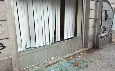 Ismét betörték az ellenzéki párt irodájának az ablakait