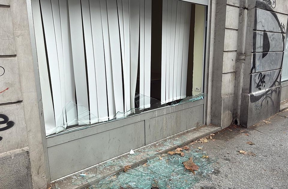 Ismét betörték az ellenzéki párt irodájának az ablakait