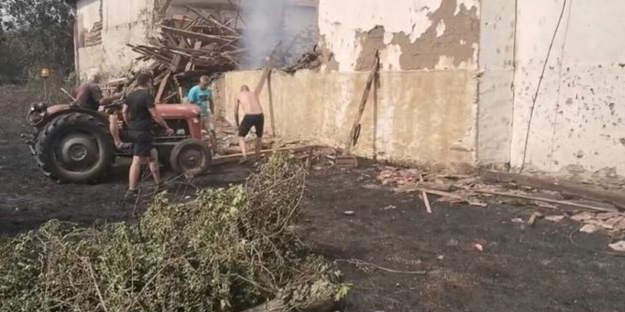 Megrázó felvételek: Traktorral rombolják le a házaikat, hogy megakadályozzák a tűz terjedését