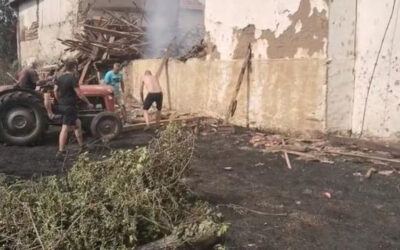 Megrázó felvételek: Traktorral rombolják le a házaikat, hogy megakadályozzák a tűz terjedését