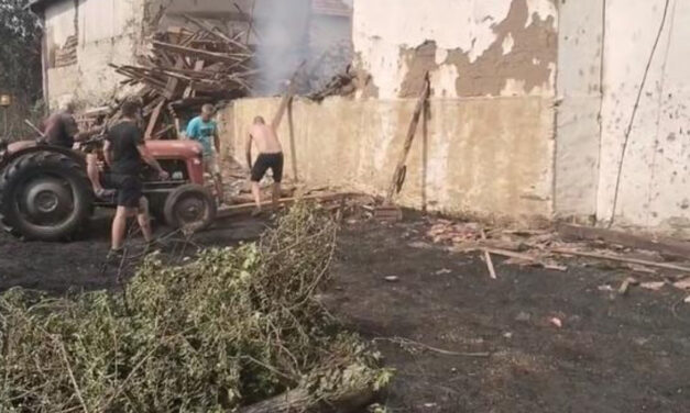 Megrázó felvételek: Traktorral rombolják le a házaikat, hogy megakadályozzák a tűz terjedését