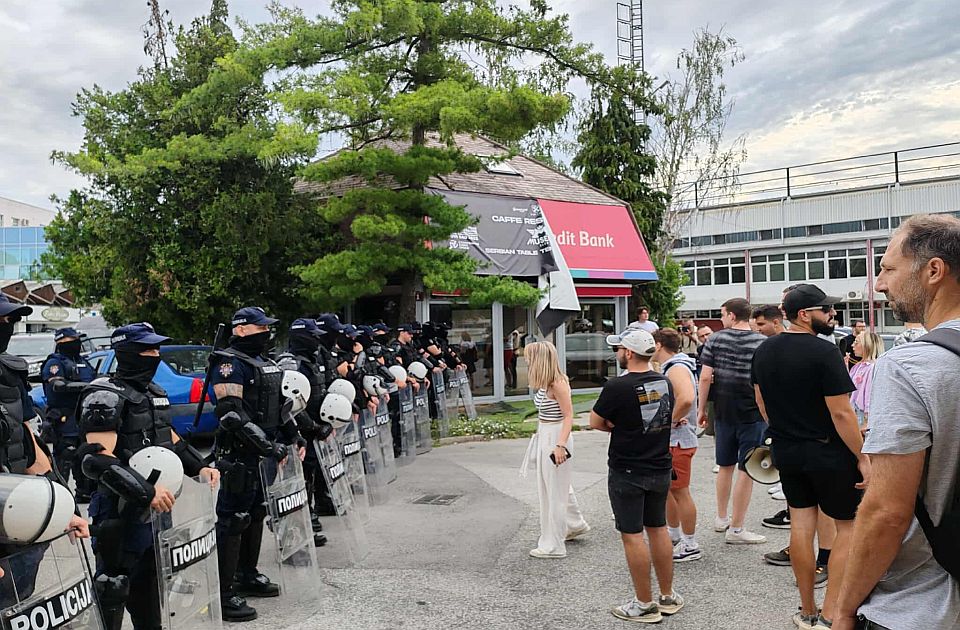 Tüntetés az Újvidéki Vásár előtt, itt vizsgáztatják hétfőn a Jogtudományi Kar hallgatóit