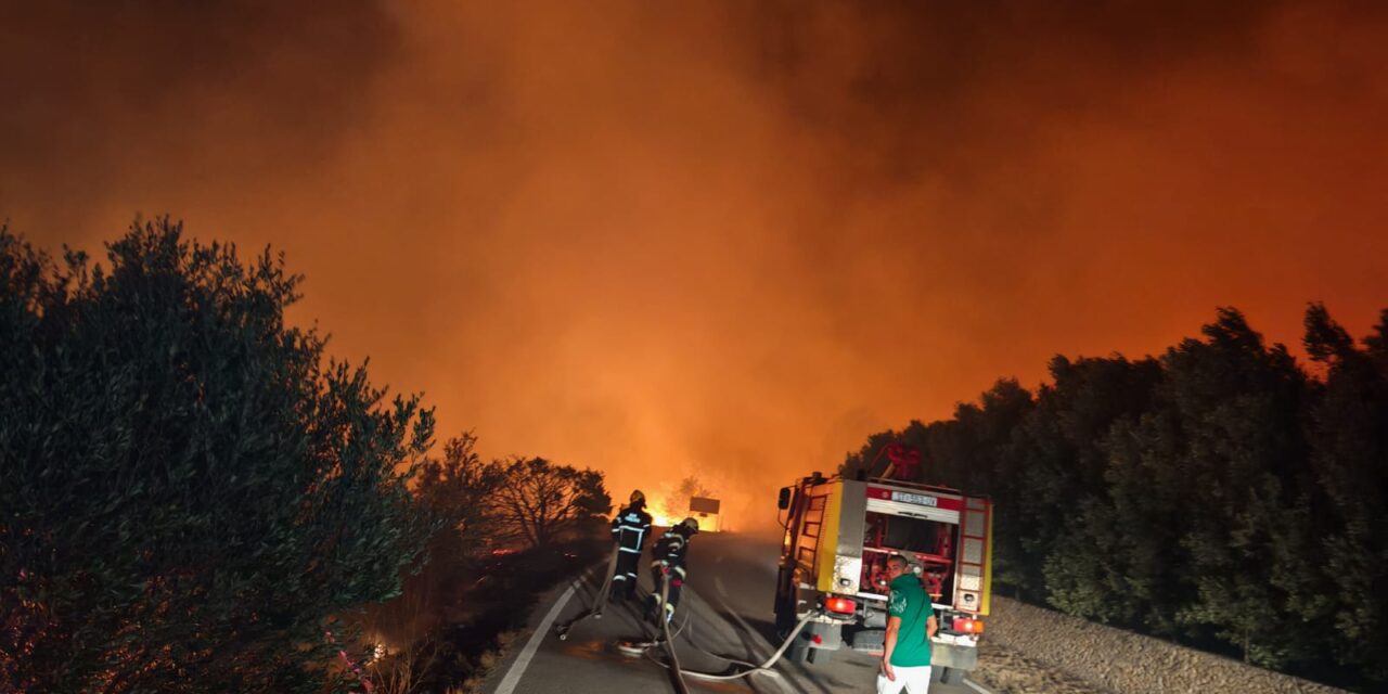 Hatalmas tűz a horvát szigeten, egy szállodát és kempinget is ki kellett üríteni