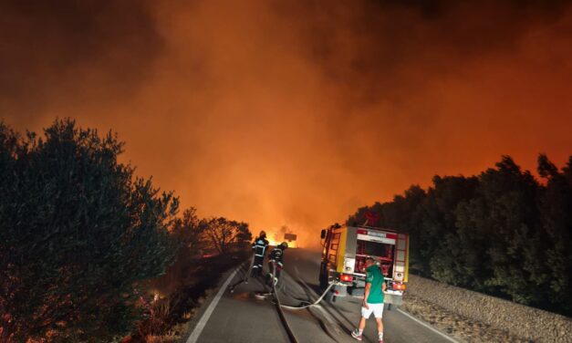 Hatalmas tűz a horvát szigeten, egy szállodát és kempinget is ki kellett üríteni