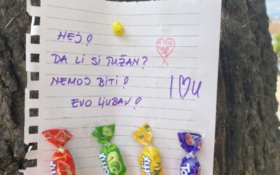 Cuki üzenetek kerültek óbecsei fákra