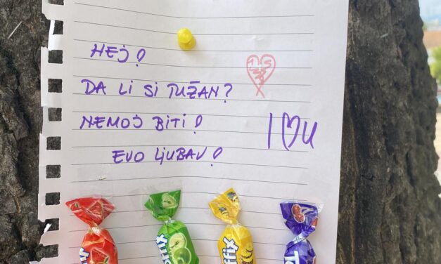 Cuki üzenetek kerültek óbecsei fákra