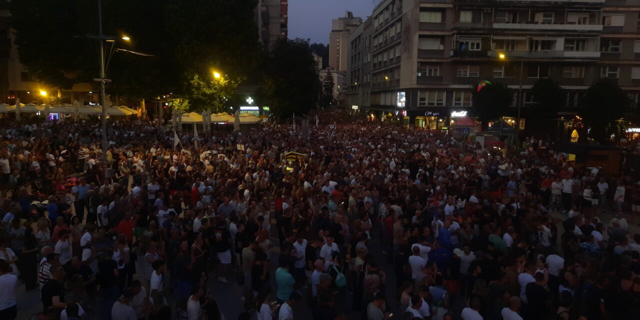Blokád alá veszik az intézményeket a tüntetők