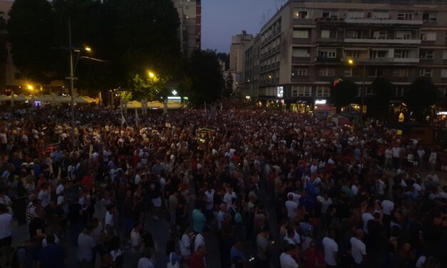 Blokád alá veszik az intézményeket a tüntetők