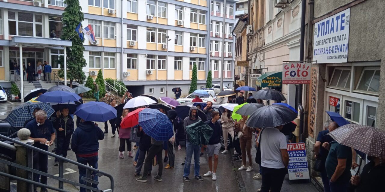 Heten előzetes letartóztatásban maradnak Užicében, tüntetnek a bíróság előtt