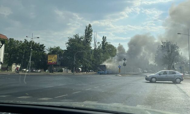 Kiégett egy városi busz Újvidéken