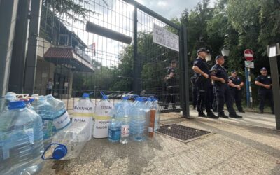 Zavaros, sárga, szemcsés vagy semmilyen – A szabadkai vízművek előtt tüntettek a helyiek