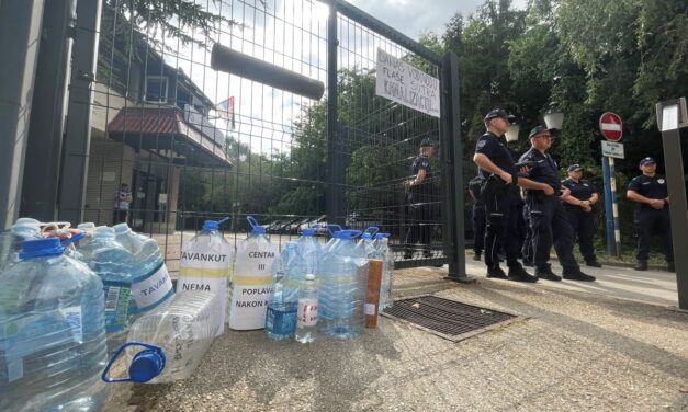 Zavaros, sárga, szemcsés vagy semmilyen – A szabadkai vízművek előtt tüntettek a helyiek